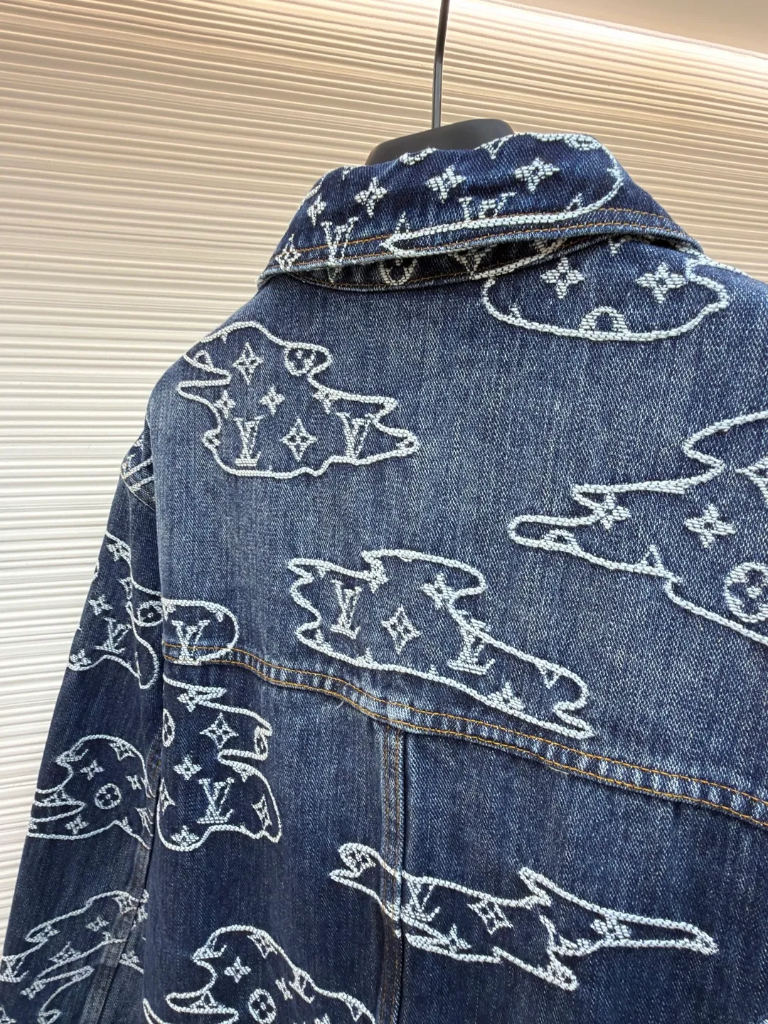 LOUIS VUITTON Cloud jacquard patchwork denim jacket ●Original version: purchased and developed in 19989 ●Item number: 1682135-B70 ●Fabric: denim fabric ●Technology: jacquard production ●Color: blue ●Version: fitted version ●Weight: about 1345 grams ●Size: 46-48-50-52 ●Description: Made of 100% indigo washed denim, the Monogram logo is woven into the moire pattern through jacquard technology, giving it a retro and aged texture. The trousers are made of multiple pieces of fabric using hand-stitching techniques, and the edges of the cloud-like shape are reinforced with pearlescent rivets. It not only retains the five-pocket structure of work jeans, but also embellishes the back waist details with a nubuck Mini Damier label. The front is closed with pearl-textured buttons and zippers, and the fully lined design improves wearing comfort. The whole piece is sewn in an Italian workshop, combining retro aesthetics with luxurious craftsmanship details. The overall wiring is straight and delicate, the fabric is comfortable and soft, and the color is consistent without color difference. It can be matched with the same style to create a fashionable look and control various occasions. Customized accessories, complete with three standards, same style for men and women!